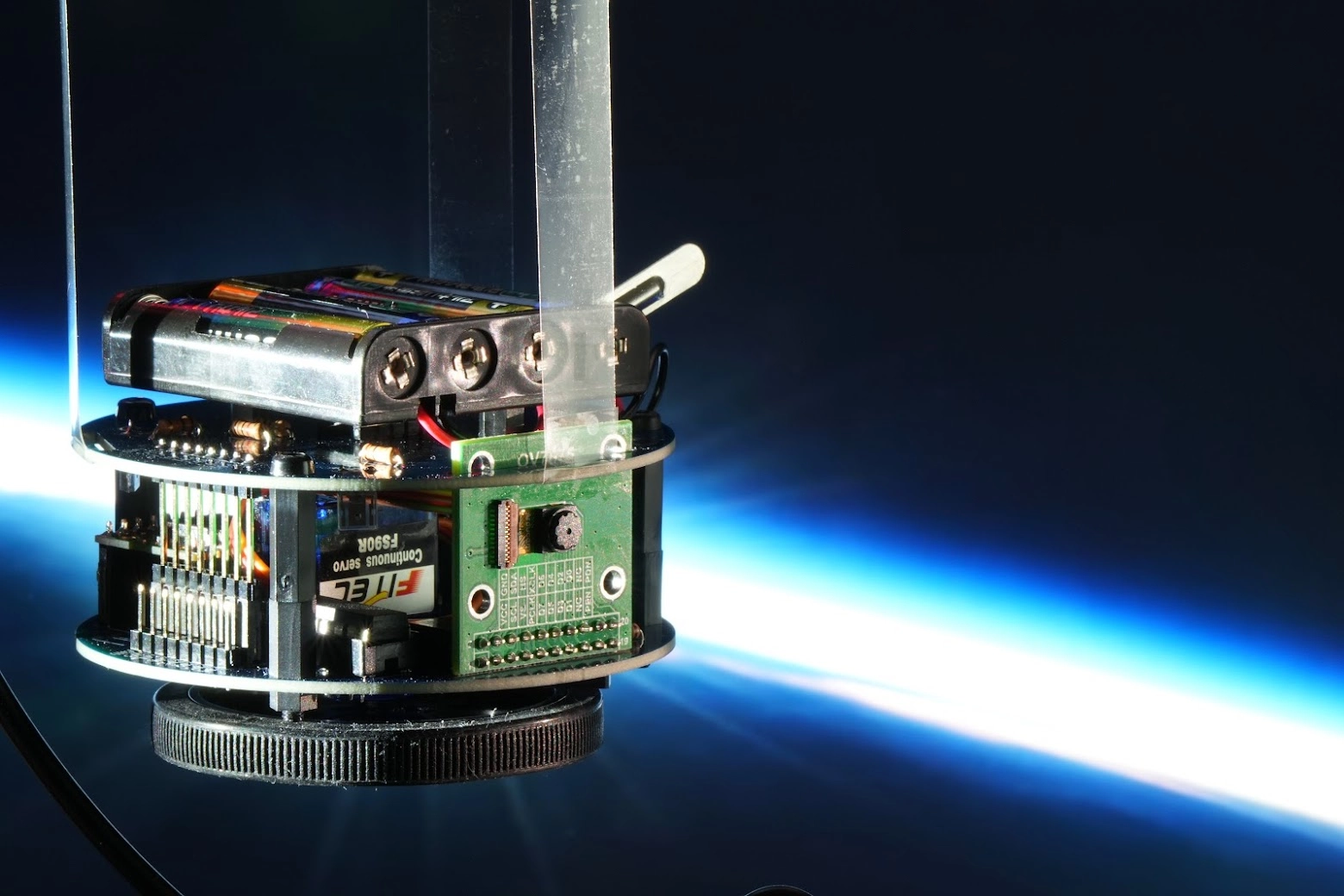 今日の題材である模擬衛星。この機体のフライトロジックを、実機なしで PC 上で検証できる形にする
